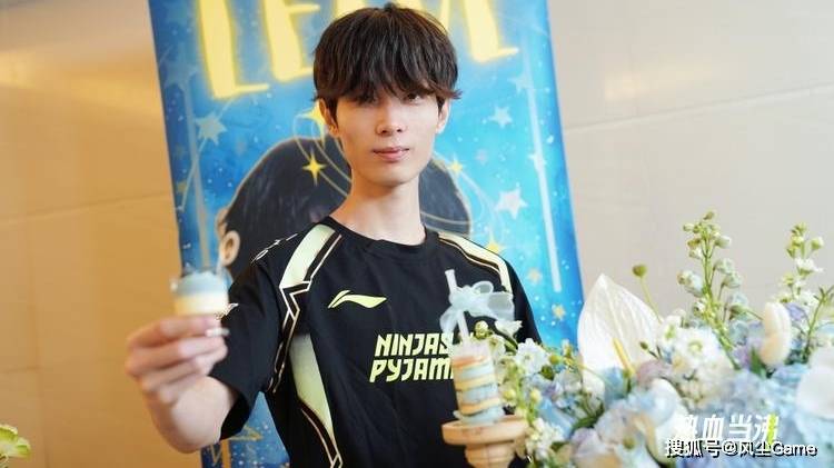 LPL女主持转行卖快餐！电竞圈迎来逆天短